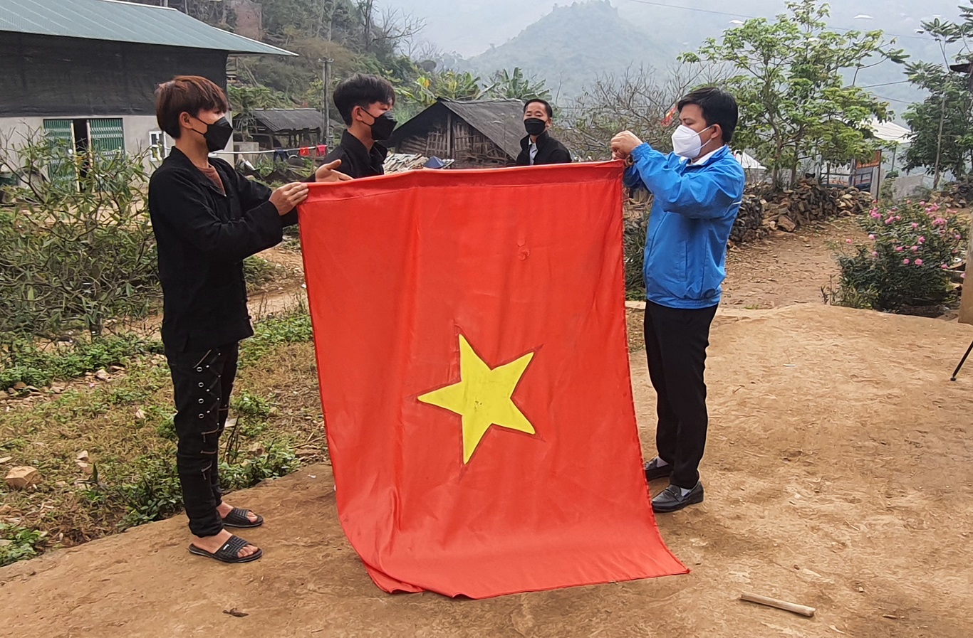 Treo cờ Tổ quốc nét đẹp văn hóa của đồng bào dân tộc thiểu số xã Minh Sơn