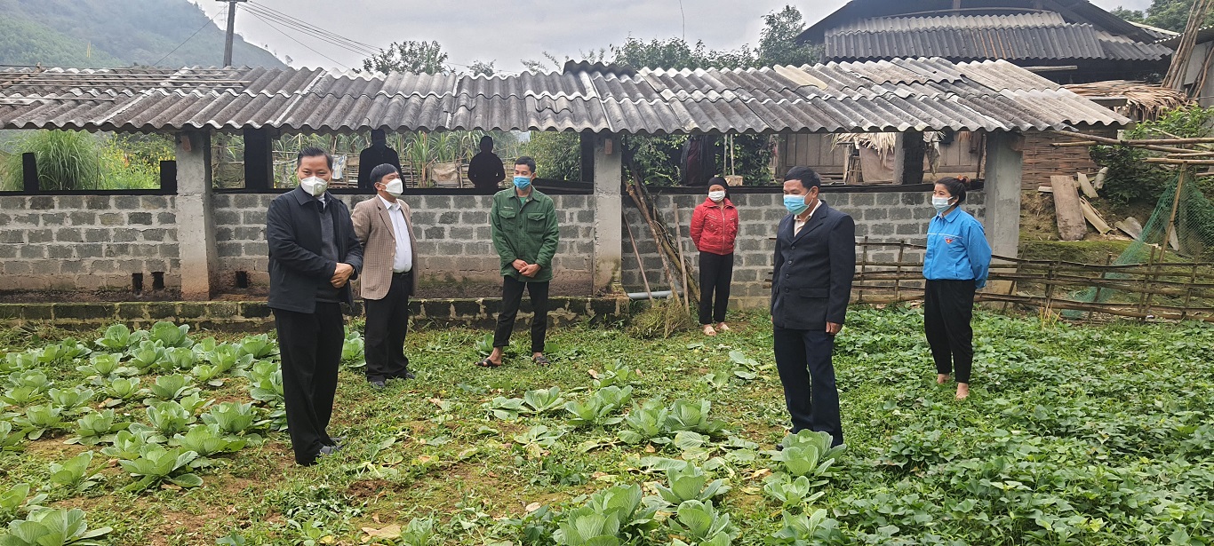 Bí thư Huyện ủy Bùi Văn Tuân kiểm tra tình hình sau Tết nguyên đán tại xã Lạc Nông và Yên Định