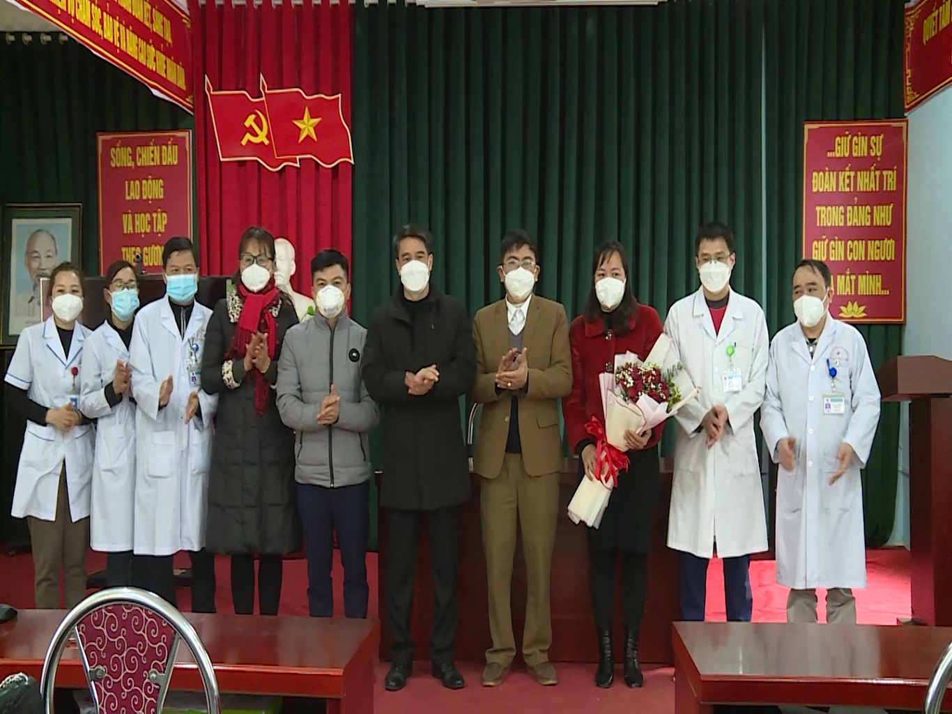 Lãnh đạo Huyện ủy thăm tặng quà Bệnh viện Đa khoa huyện Bắc Mê nhân kỷ niệm 67 năm ngày Thầy thuốc Việt Nam.