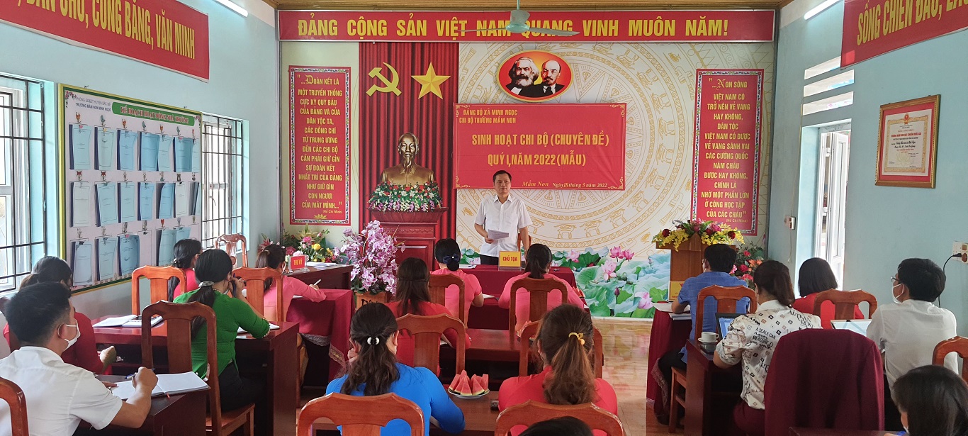 Bí thư Huyện ủy Bùi Văn Tuân dự sinh hoạt chi bộ tại xã Minh Ngọc
