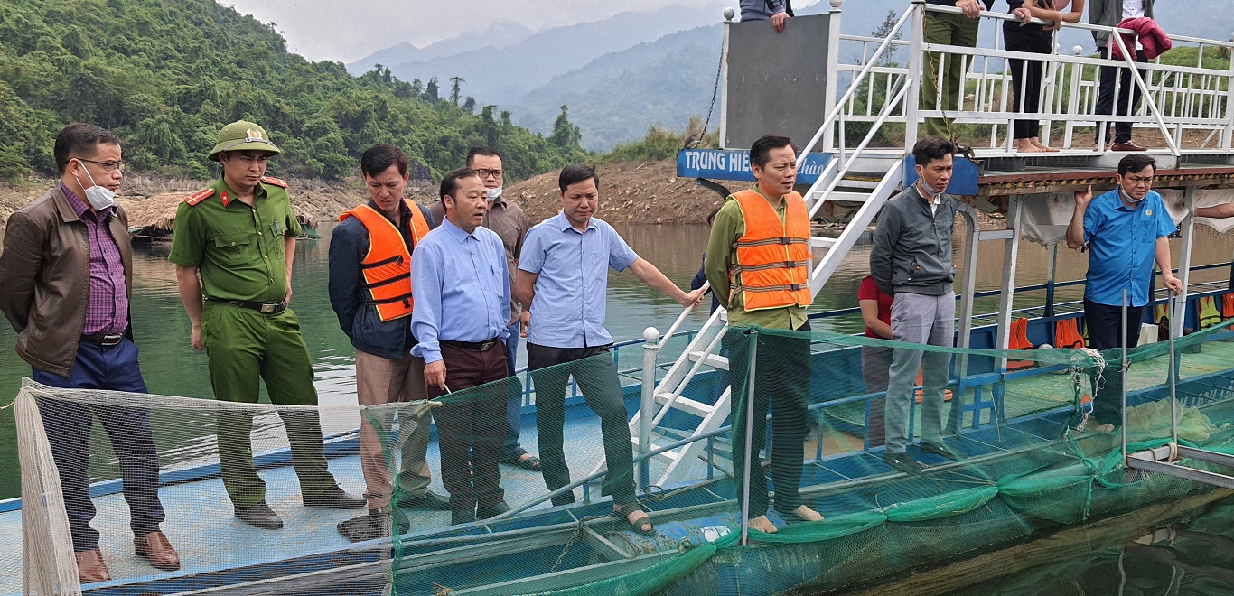 Bí thư Huyện ủy Bùi Văn Tuân khảo sát mô hình nuôi cá lồng tại xã Thượng Tân