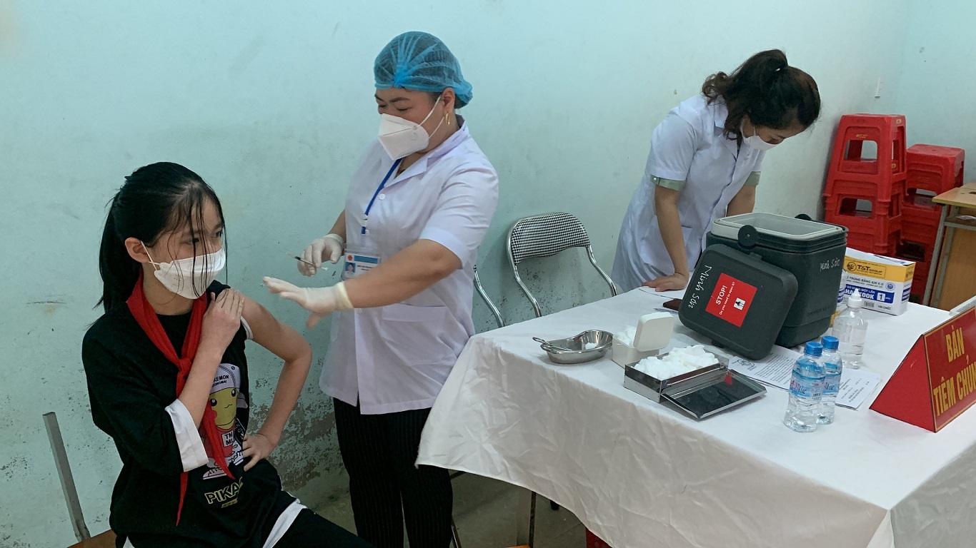 Trường THCS Yên Phú tiêm mũi 1 vắc xin Covid-19 cho học sinh 11 tuổi