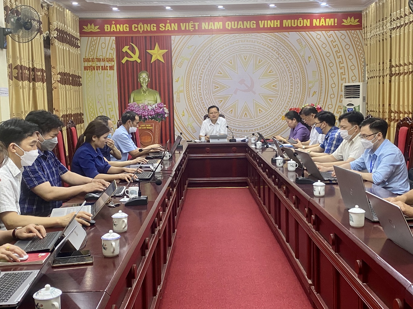 Bí thư Huyện ủy Bùi Văn Tuân làm việc với UBND huyện và các ngành liên quan