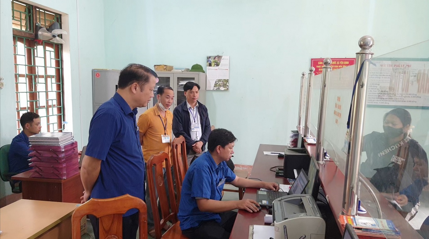 Phó Chủ tịch UBND huyện Ma Văn Tỏe kiểm tra công tác cải cách hành chính tại 2 xã Yên Định  và Minh Ngọc