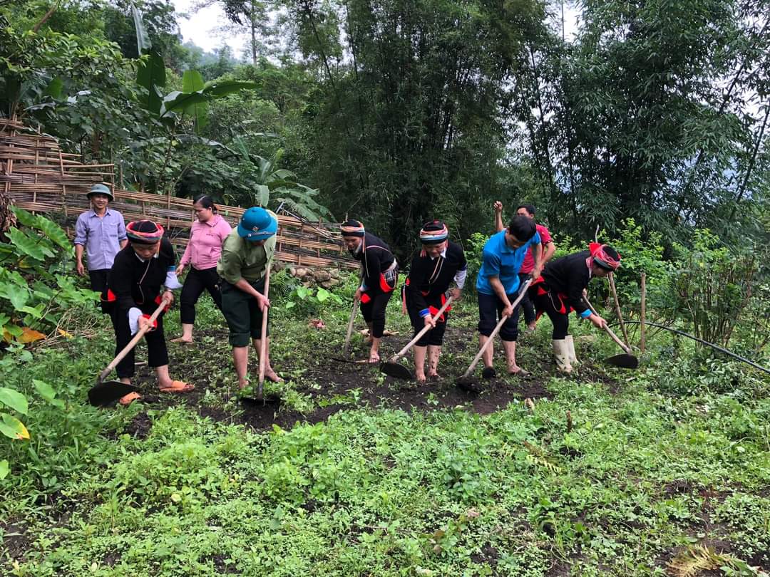 Thị trấn Yên Phú tổ chức ra quân cải tạo vườn tạp tại thôn Nà Đon