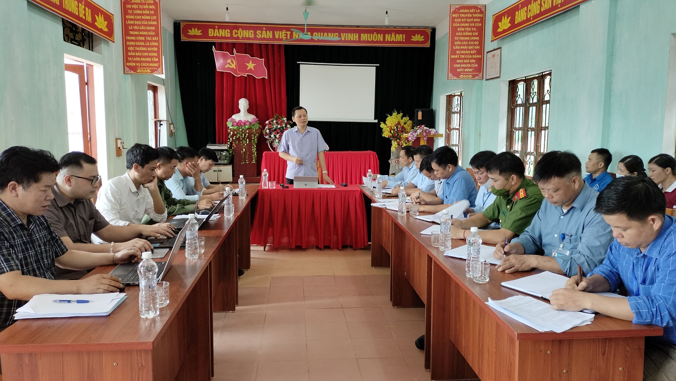 Bí thư Huyện ủy Bùi Văn Tuân làm việc với xã Giáp Trung