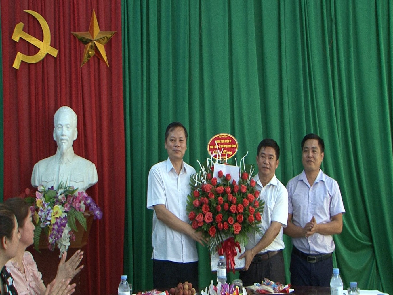 Thường trực Huyện ủy chúc mừng Trung tâm VHTT & DL huyện nhân Ngày Báo chí cách mạng Việt Nam