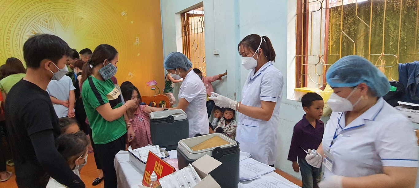 Trung tâm y tế huyện Bắc Mê triển khai tiêm phòng Covid 19 tại thị trấn Yên Phú