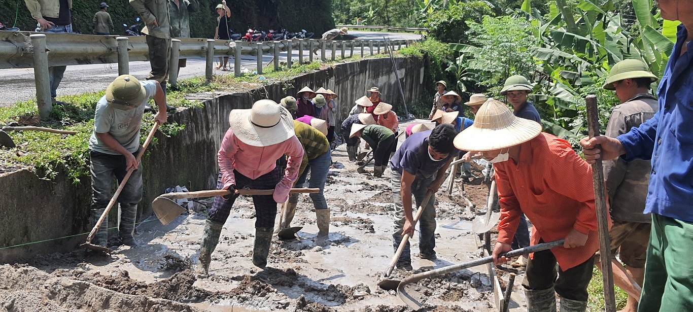 Xã Yên Định ra quân làm đường bê tông xây dựng nông thôn mới