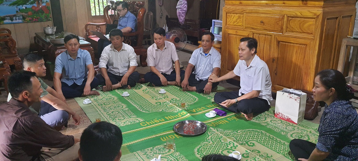 Bí thư Huyện ủy Bùi Văn Tuân làm việc với Chi bộ thôn Đồn Điền xã Yên Cường