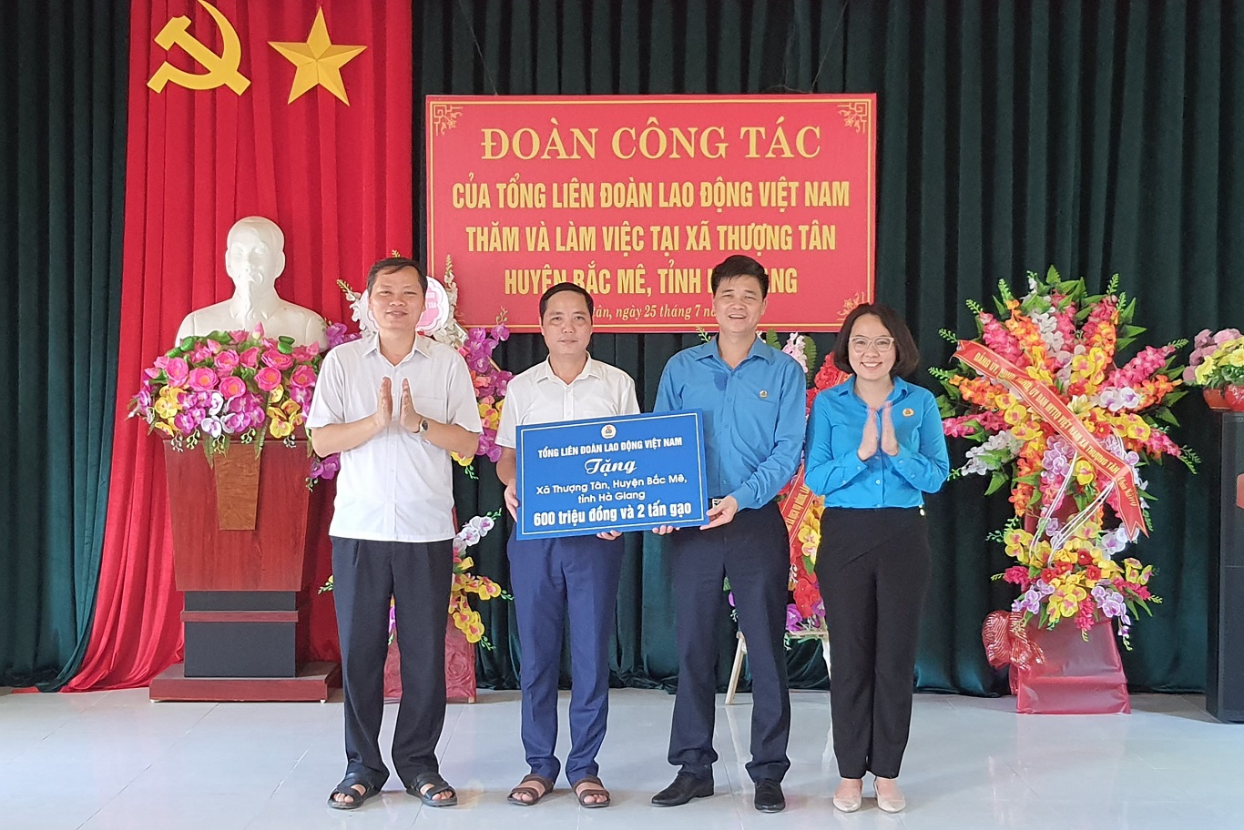 Đoàn công tác Tổng LĐLĐ Việt Nam làm việc và trao quà tại xã Thượng Tân