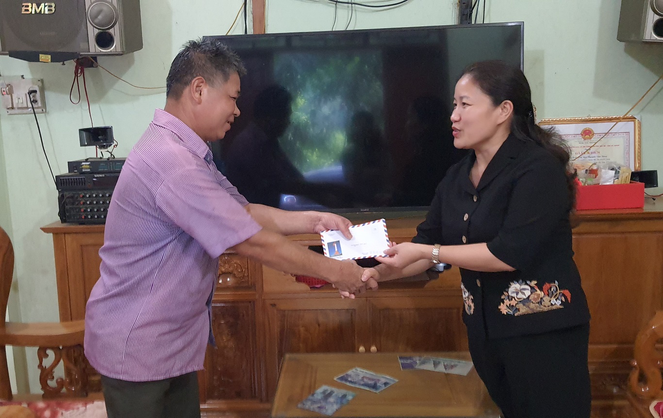 Chủ tịch UBND huyện Củng Thị Mẩy trao quà cho thương binh tại xã Yên Cường