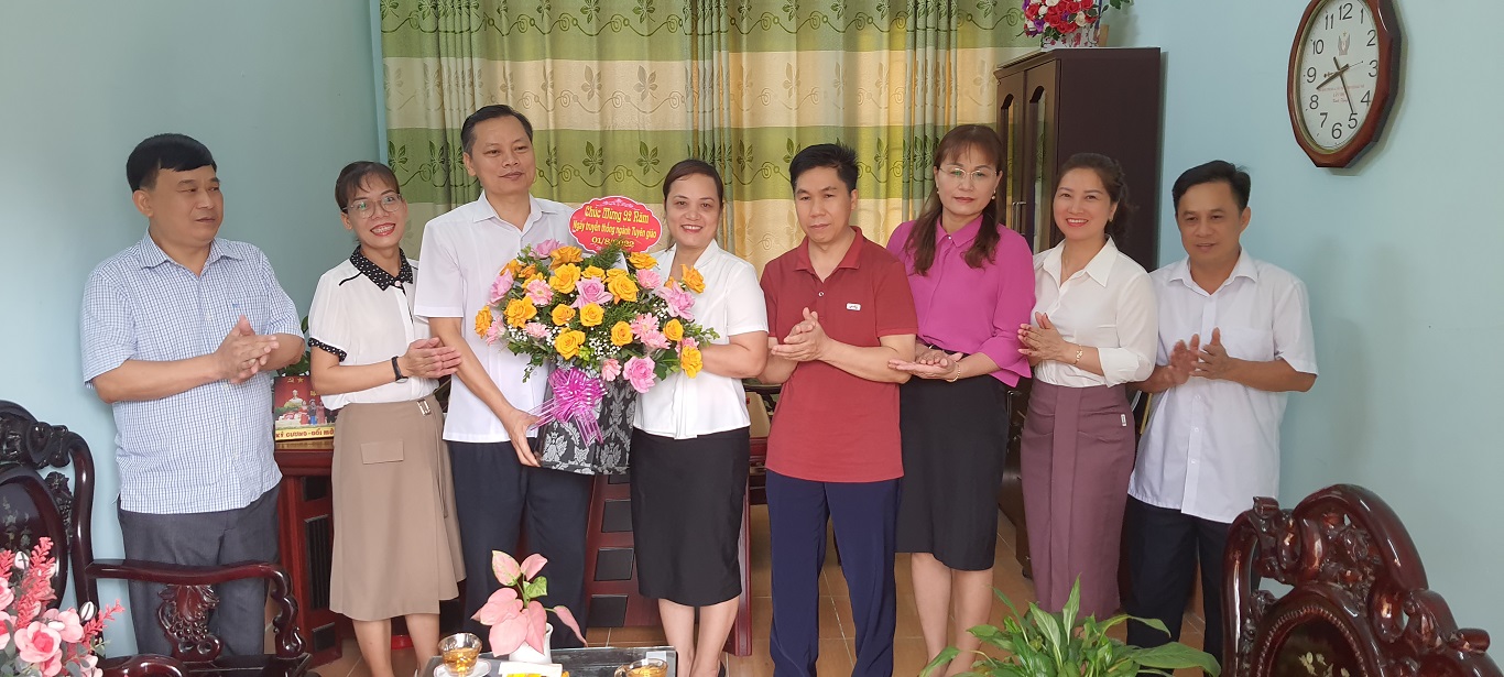 Bí thư Huyện ủy Bùi Văn Tuân chúc mừng Ban Tuyên giáo Huyện ủy nhân ngày truyền thống