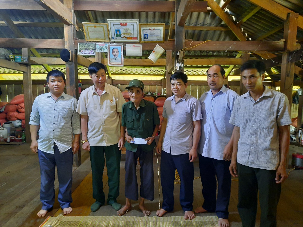 Hội CCB huyện thăm tặng quà cho nạn nhân chất độc da cam tại xã Yên Cường.
