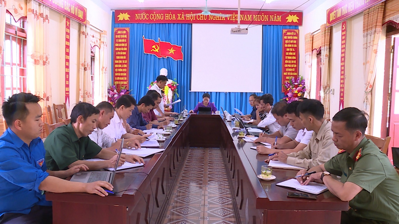 Chủ tịch UBND huyện Củng Thị Mẩy làm việc với xã Phiêng Luông