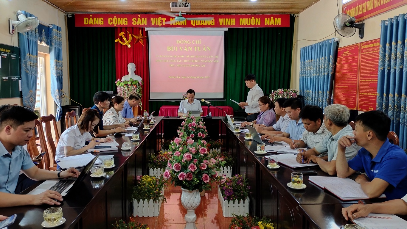 Bí thư Huyện ủy Bùi Văn Tuân kiểm tra công tác chuẩn bị năm học mới tại các xã Đường Âm và Đường Hồng