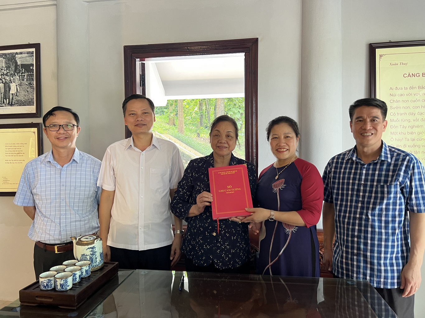 Đồng chí Hà Thị Khiết Nguyên Bí thư Trung ương Đảng Nguyên Trưởng Ban Dân vận Trung ương thăm di tích lịch sử Căng Bắc Mê