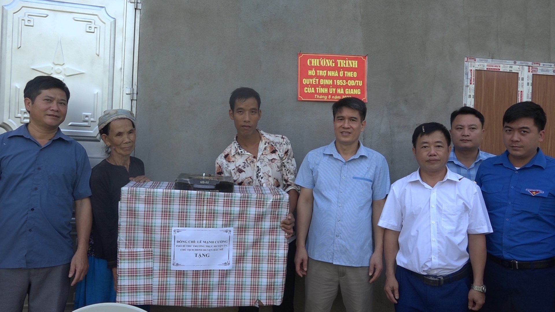 Phó Bí thư Thường trực Huyện ủy, Chủ tịch HĐND huyện bàn giao nhà ở cho hộ nghèo tại xã Minh Sơn