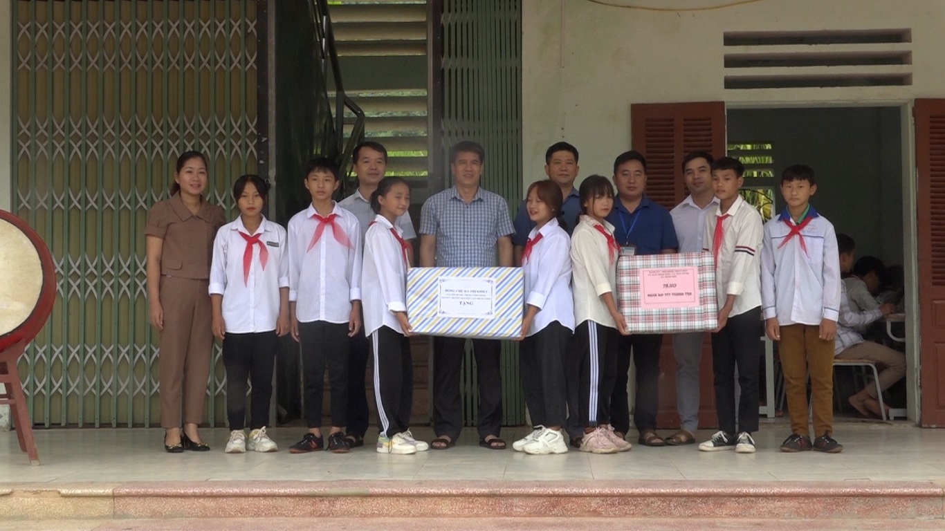 Phó Bí thư Thường trực Huyện ủy, Chủ tịch HĐND huyện trao quà Tết Trung thu tại cụm trường xã Minh Sơn