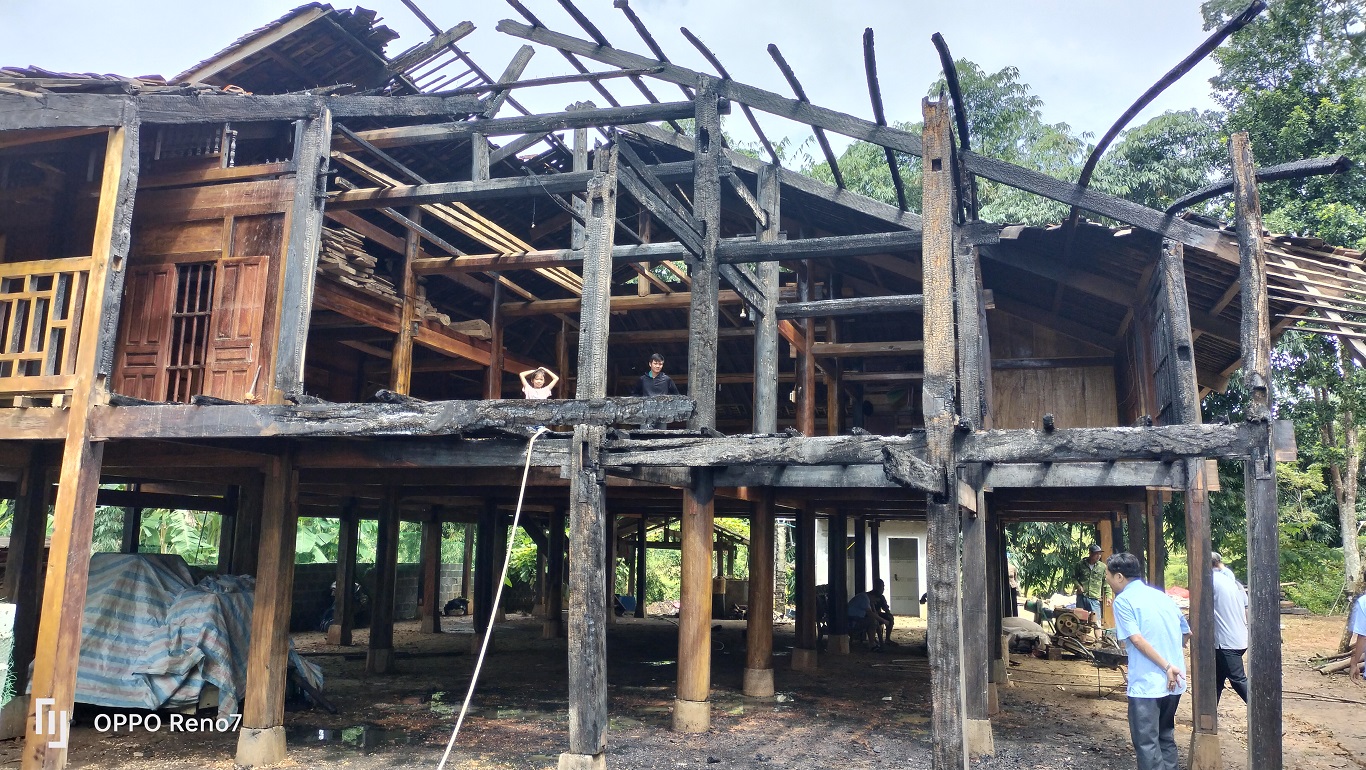 Lãnh đạo UBND huyện thăm động viên gia đình bị cháy nhà tại xã Phú Nam