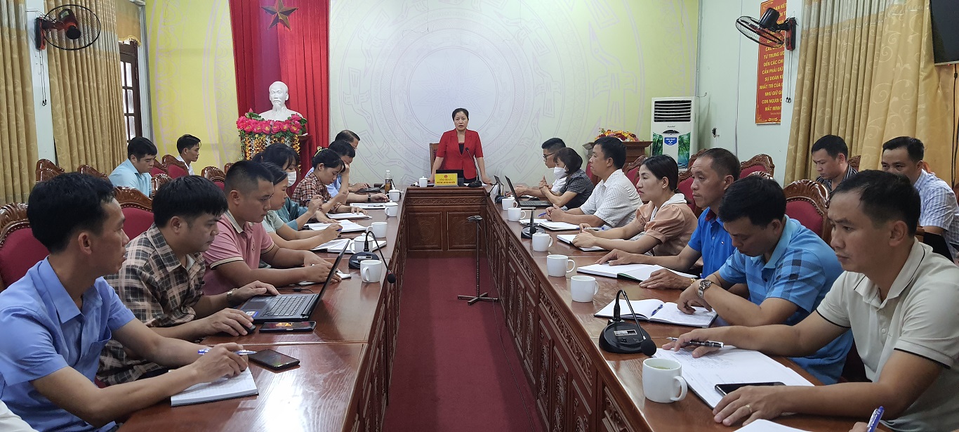Chủ tịch UBND huyện Củng Thị Mẩy làm việc với Phòng Tài nguyên và Môi trường