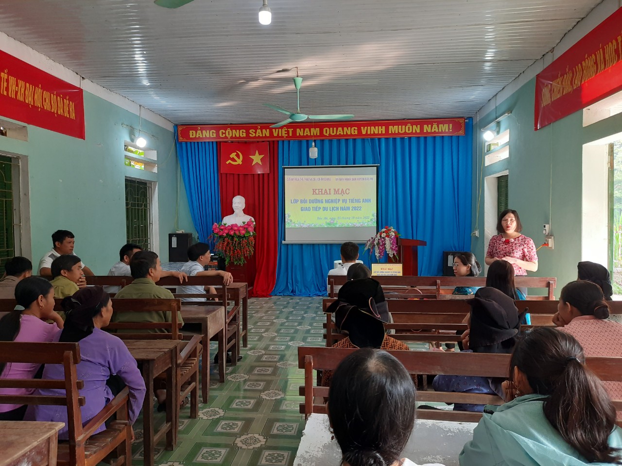 Khai giảng lớp học Tiếng Anh giao tiếp tại thôn Bản Lạn thị trấn Yên Phú