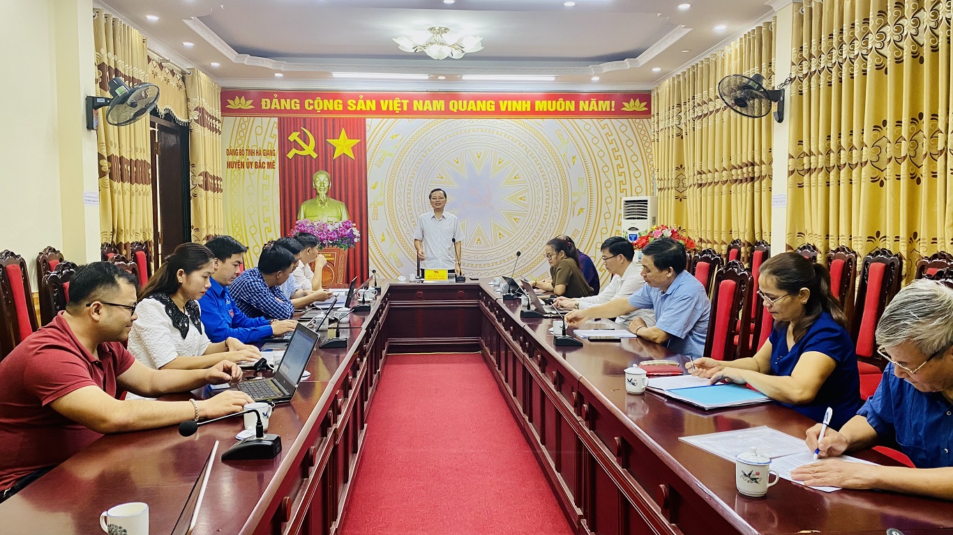 Bí thư Huyện ủy Bùi Văn Tuân làm việc với các Hội quần chúng huyện