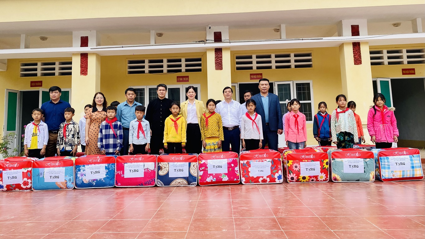 Phó Chủ tịch Thường trực HĐND tỉnh Chúng Thị Chiên thăm và tặng quà trường PTDTBT Tiểu học và THCS Phiêng Luông