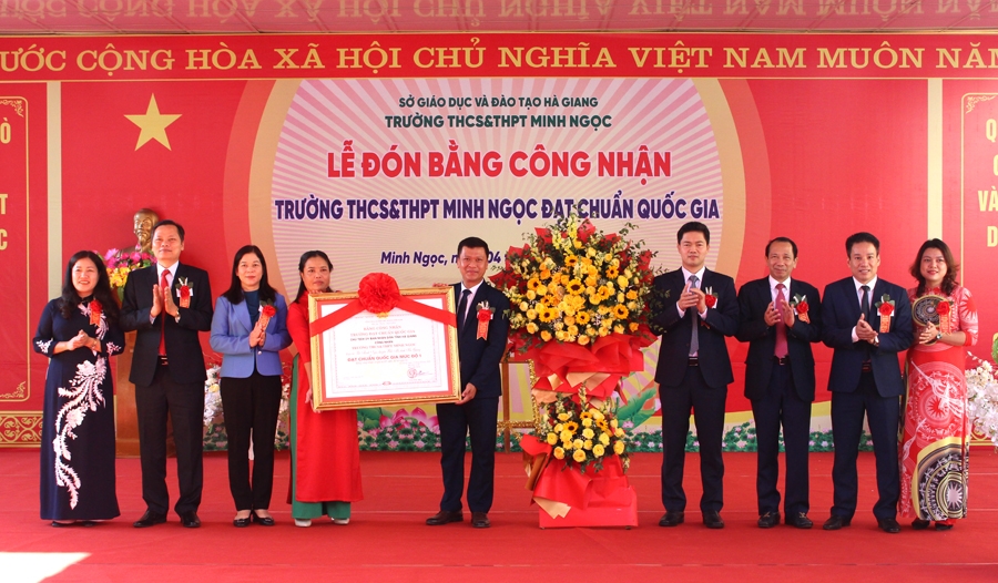 Trường THCS -THPT Minh Ngọc đón Bằng công nhận đạt chuẩn Quốc gia mức độ I