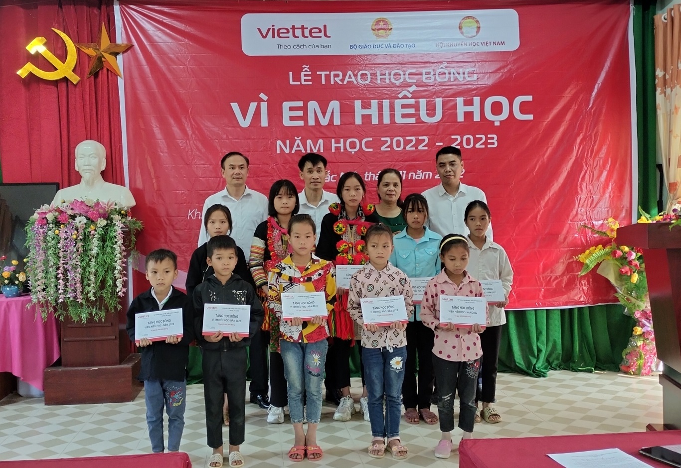 Trao học bổng Vì em hiếu học cho học sinh nghèo huyện Bắc Mê