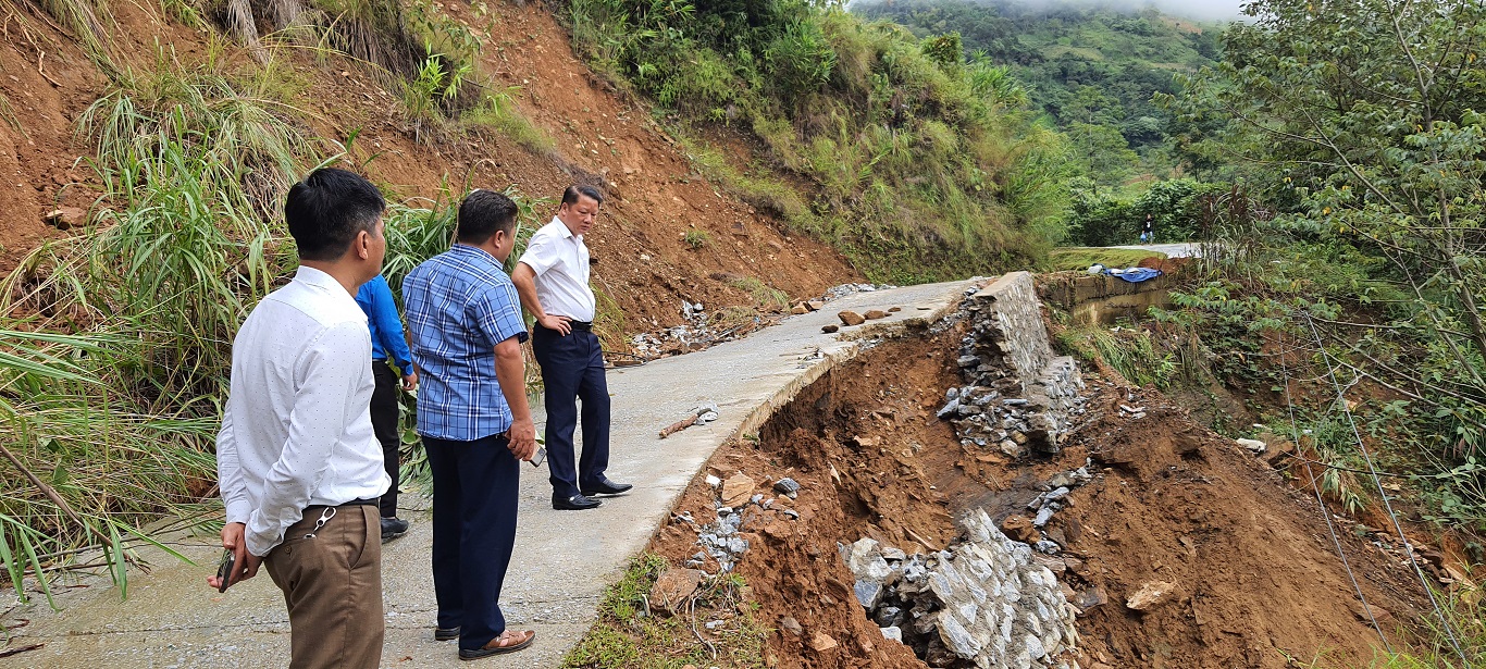 Phó Chủ tịch UBND huyện Ma Văn Tỏe kiểm tra thiệt hại do mưa lũ tại xã Giáp Trung