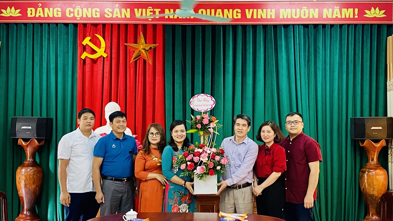 Thường trực Huyện ủy chúc mừng Trung tâm chính trị huyện nhân ngày Nhà giáo Việt Nam