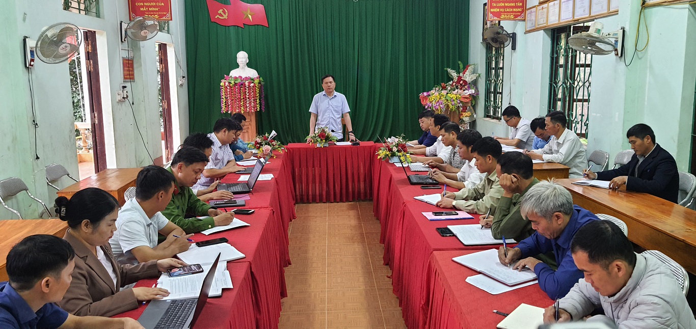 Phó Ban Dân vận Tỉnh ủy Sùng Minh Sính làm việc tại xã Đường Âm