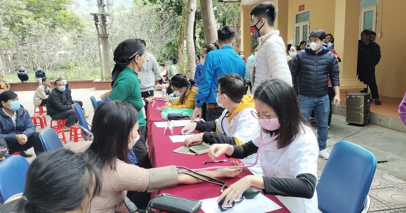 Đoàn Thanh niên Trường Đại học Y Hà Nội khám cấp thuốc miễn phí cho người dân thị trấn Yên Phú