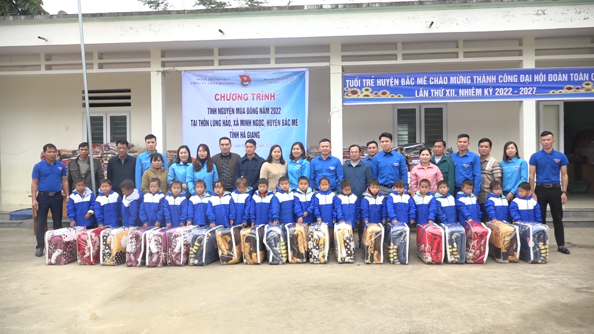 Đoàn thanh niên Công ty than Hạ Long tặng quà và tư vấn việc làm tại xã Minh Ngọc.