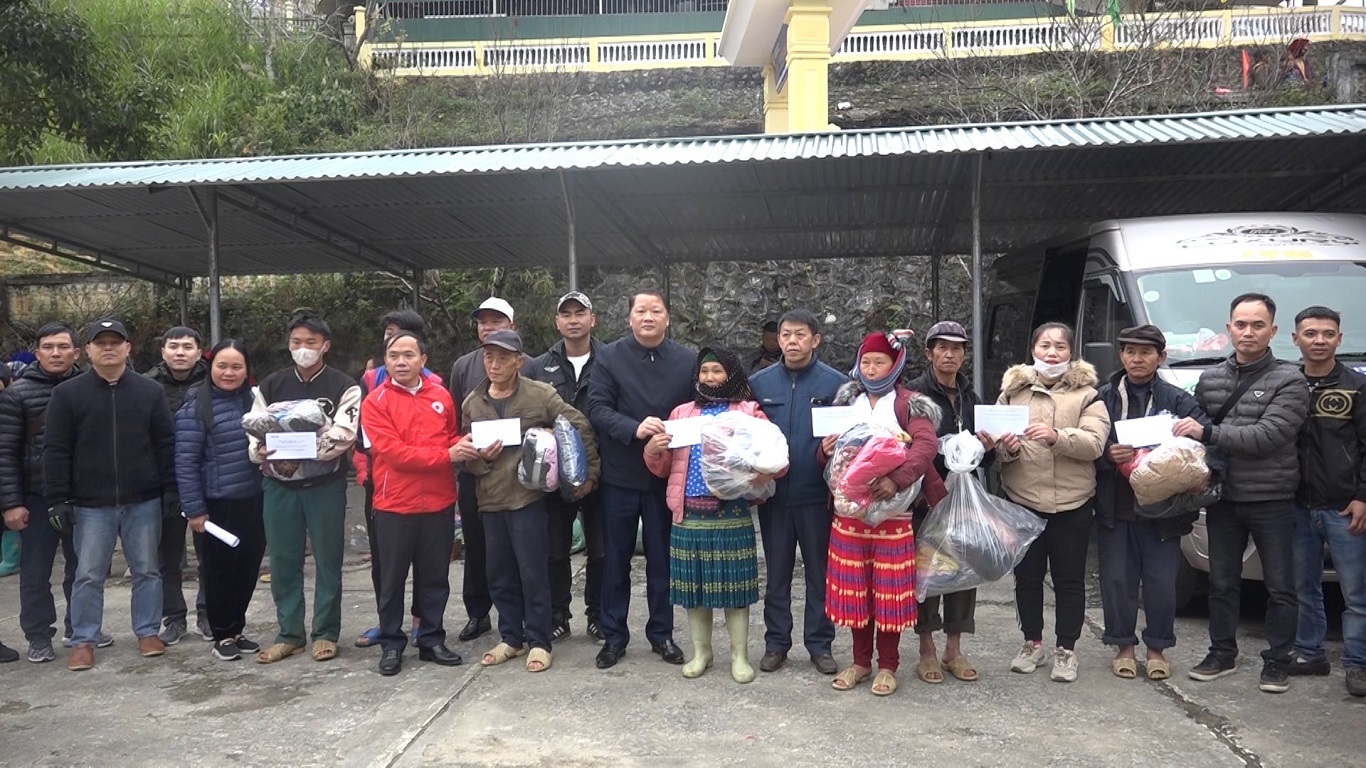 Đoàn thiện nguyện thành phố Hải Phòng tặng quà tại xã Phiêng Luông và Yên Cường