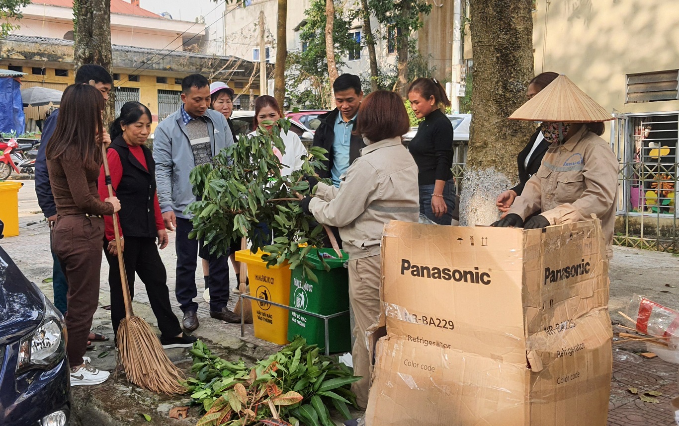 Thị trấn Yên Phú ra quân thực hiện mô hình xử lý rác thải sinh hoạt hộ gia đình