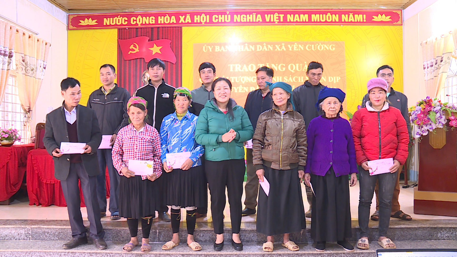 Chủ tịch UBND huyện tặng quà tết các đối tượng chính sách tại xã Yên Cường.