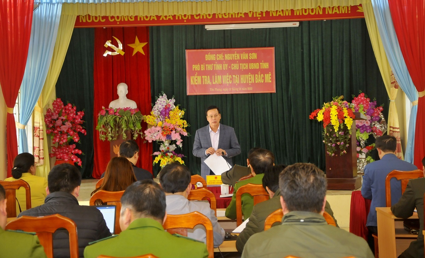 Chủ tịch UBND tỉnh Nguyễn Văn Sơn làm việc và tặng quà tại huyện Bắc Mê