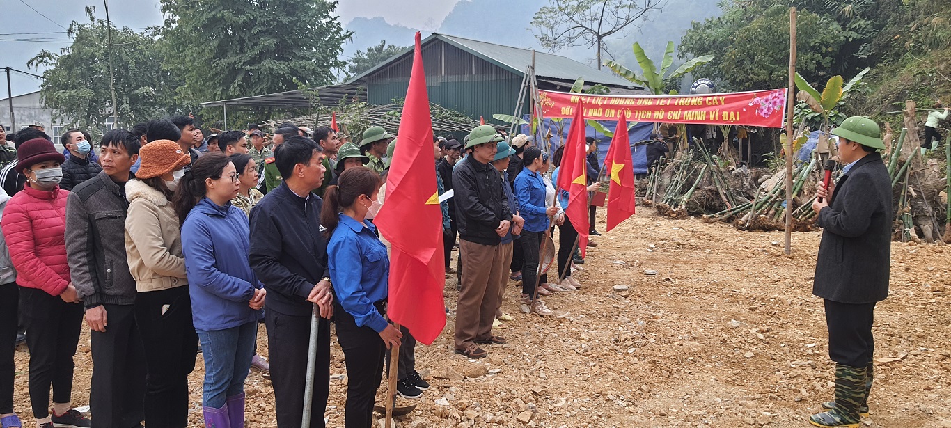 Bí thư Huyện ủy Bùi Văn Tuân dự lễ phát động Tết trồng cây tại xã Minh Ngọc