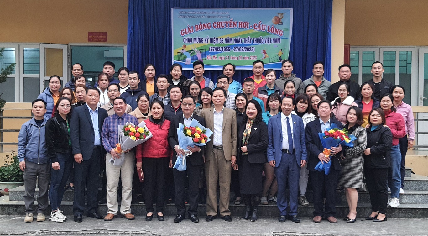 Phó Chủ tịch UBND tỉnh Trần Đức Quý chúc mừng cán bộ Trung tâm y tế Bắc Mê nhân ngày Thầy thuốc Việt Nam