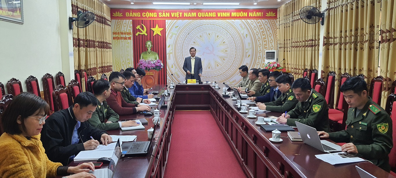 Bí thư Huyện ủy Bùi Văn Tuân làm với các chi bộ Kiểm lâm và Ban quản lý rừng huyện