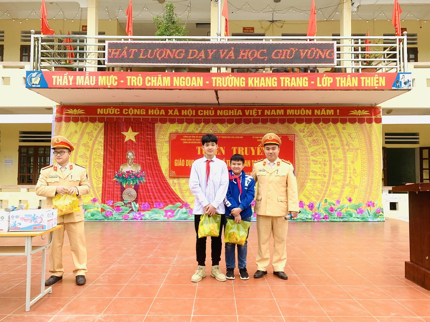 Trường THCS Yên Phú tổ chức tuyên truyền giáo dục pháp luật  về an toàn giao thông