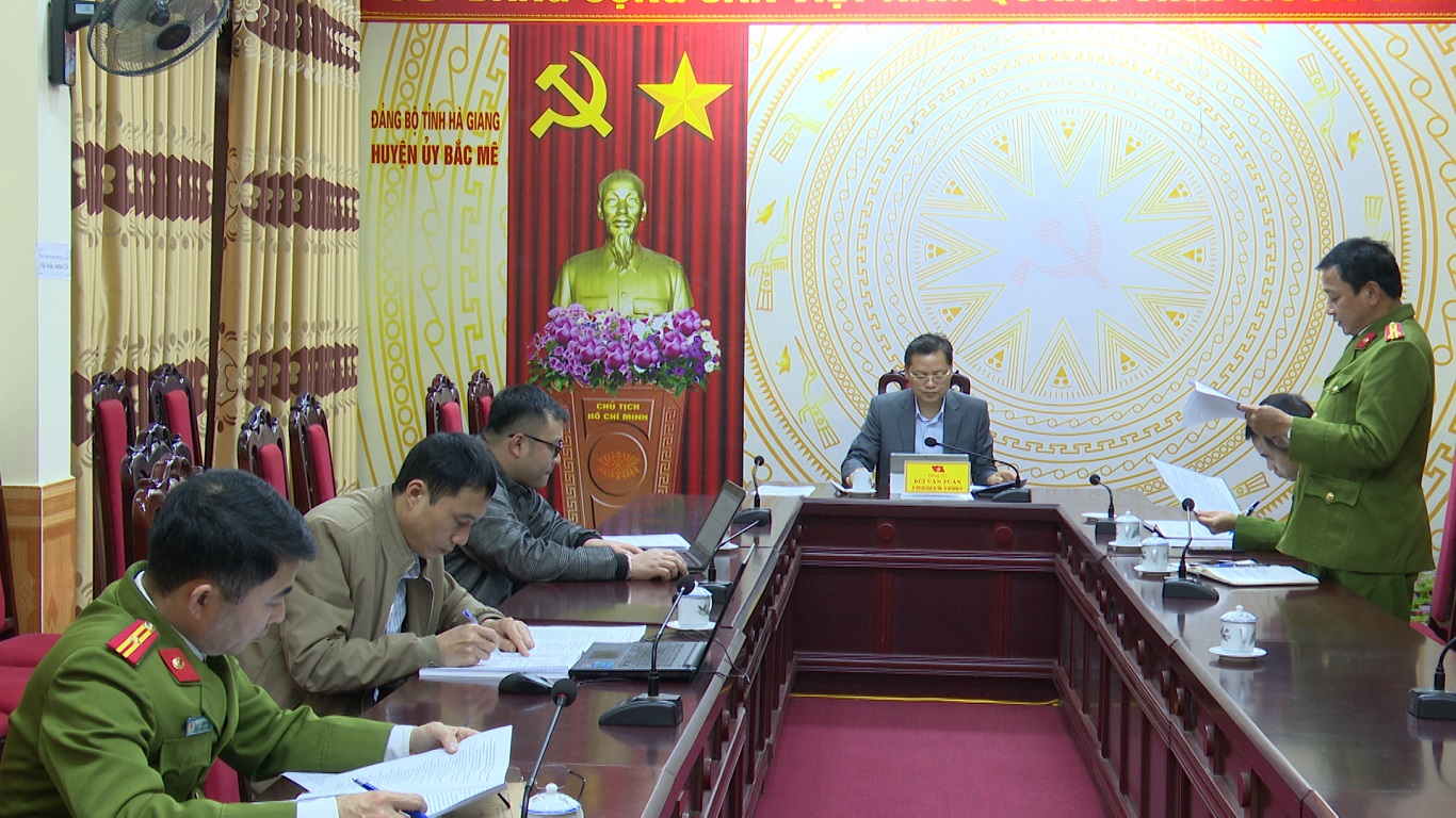 Bí thư Huyện ủy Bùi Văn Tuân làm việc với lãnh đạo công an huyện về chuyển đổi số