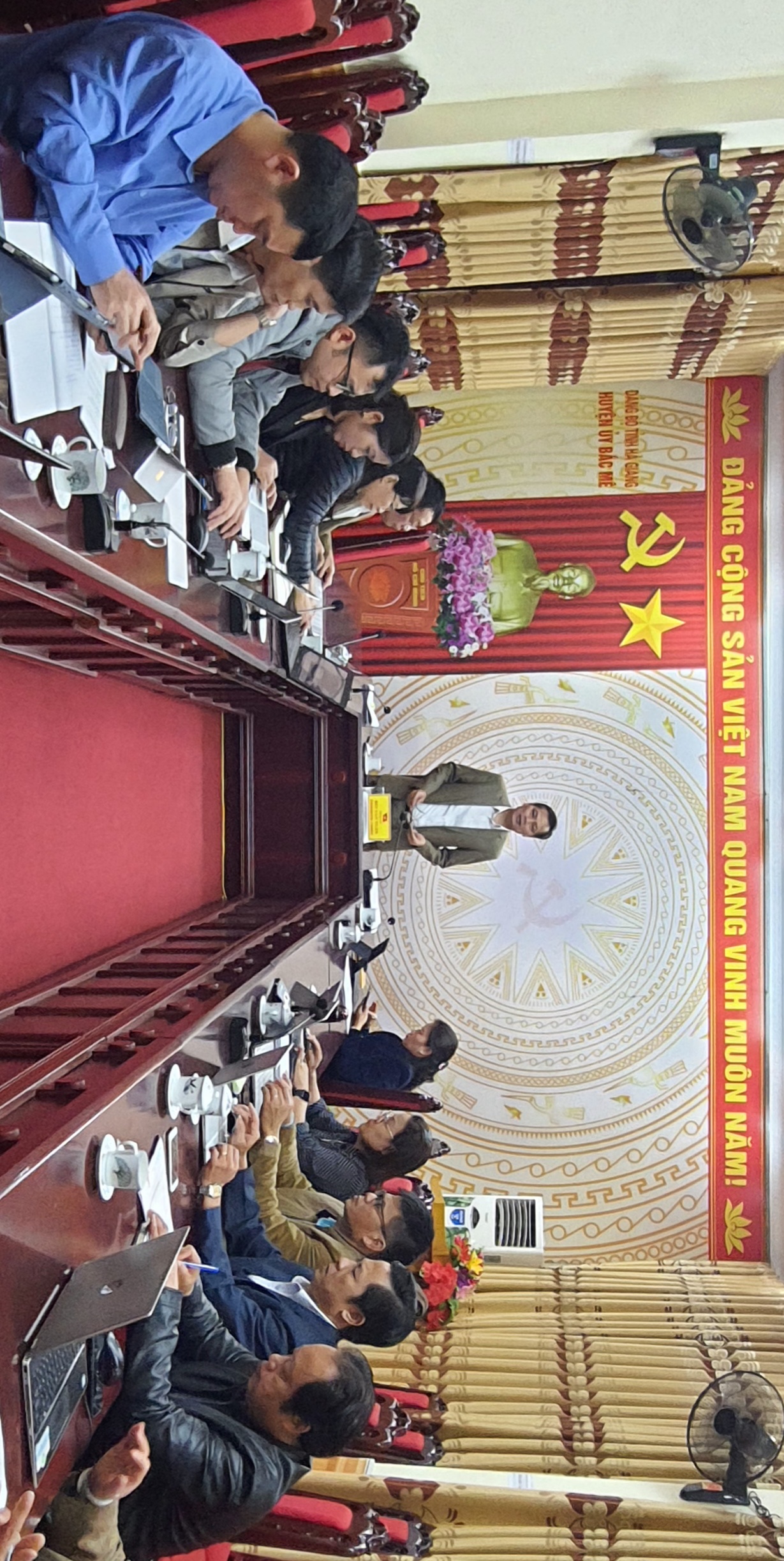 Bí thư Huyện ủy Bùi Văn Tuân làm việc với các cơ quan chuyên môn về triển khai thực hiện các chương trình mục tiêu quốc gia