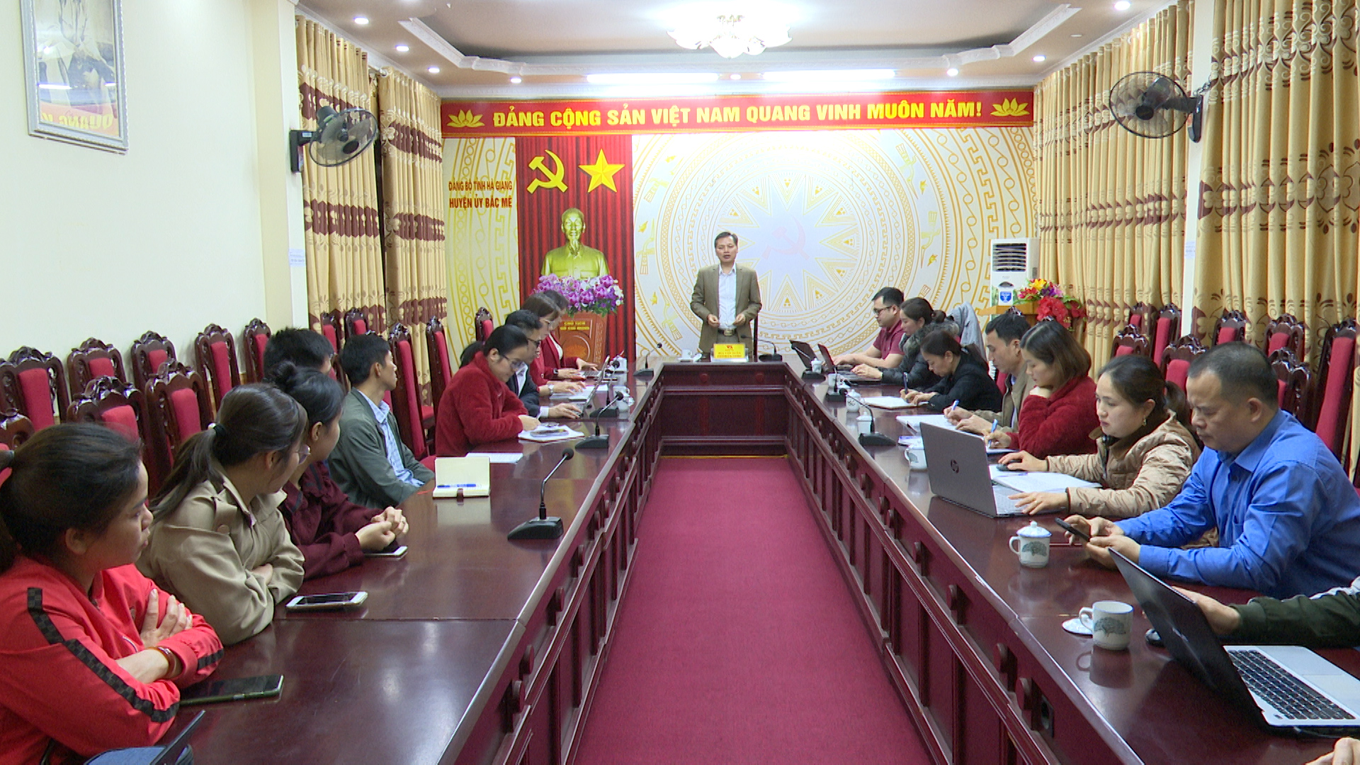 Bí thư Huyện ủy Bùi Văn Tuân làm việc với Ban Tuyên giáo và Văn phòng Huyện ủy