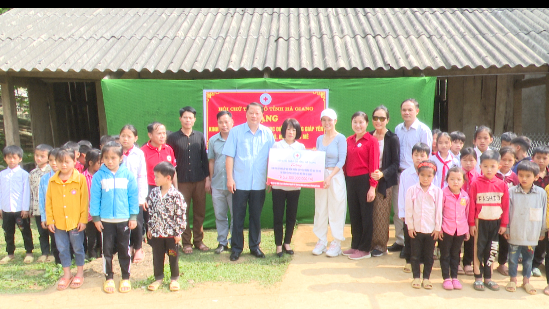 Hội chữ thập đỏ tỉnh trao tiền hỗ trợ xây dựng phòng học điểm trường thôn Giáp Yên