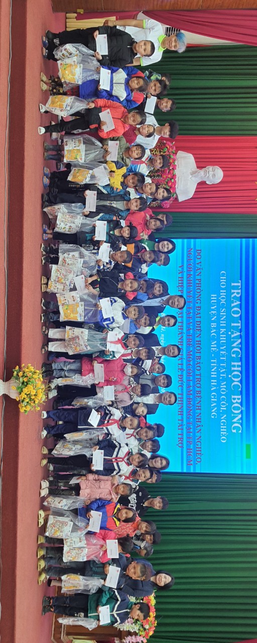 Trao học bổng cho học sinh khuyết tật tại huyện Bắc Mê