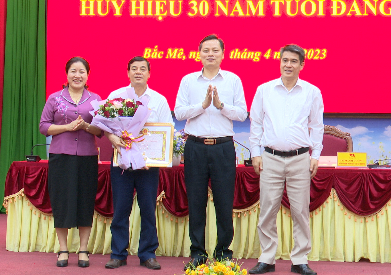 Lễ trao huy hiệu 30 năm tuổi đảng cho đảng viên Triệu Trung Kiên