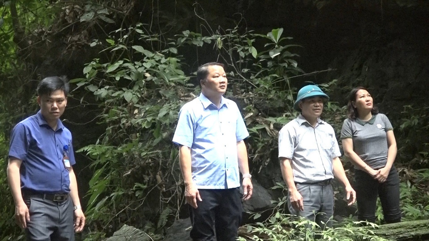 Phó Chủ tịch UBND huyện Ma Văn Tỏe khảo sát du lịch thác Phia Dầu xã Yên Định